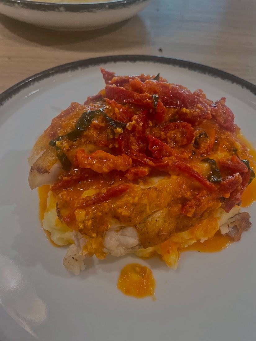 Plato de pescado servido en el salón
