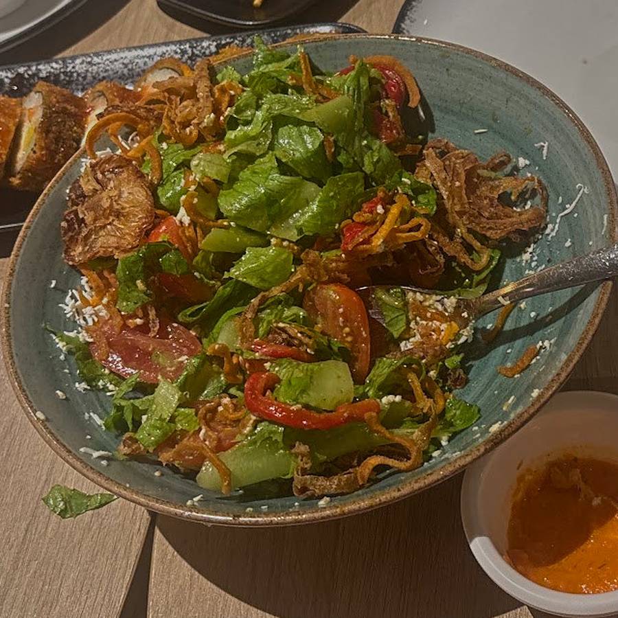 Ensalada fresca servida en el salón