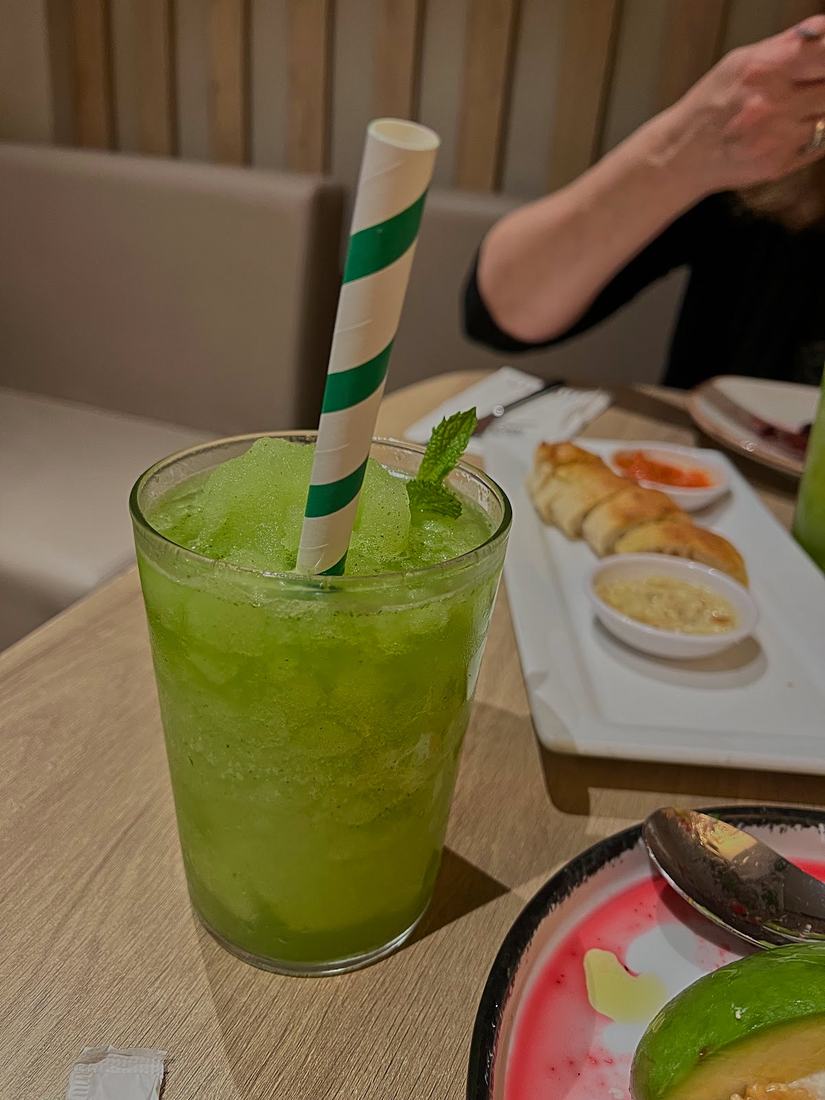 Limonada fría con hierbabuena