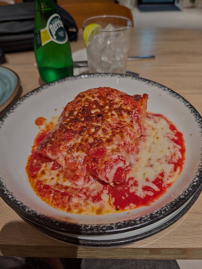 Plato al horno servido en la mesa