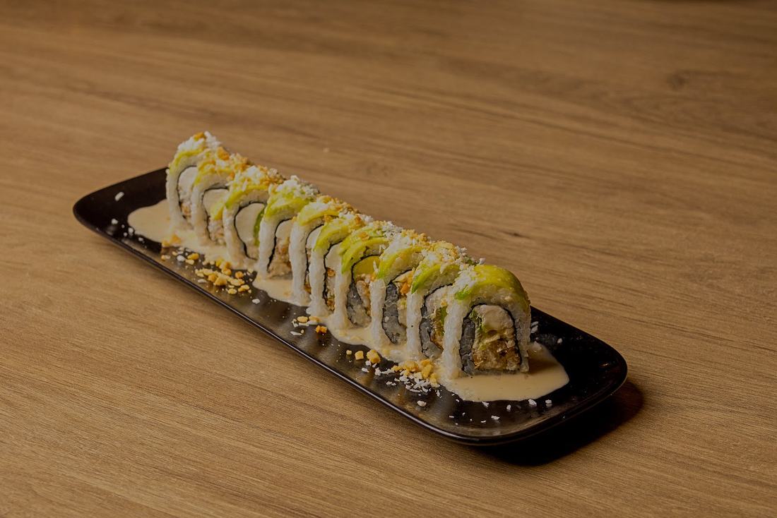 Roll de sushi servido en Aroma by Yoss